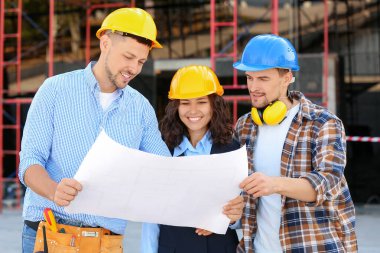 Mimarlar açık havada bina projesini tartışıyor