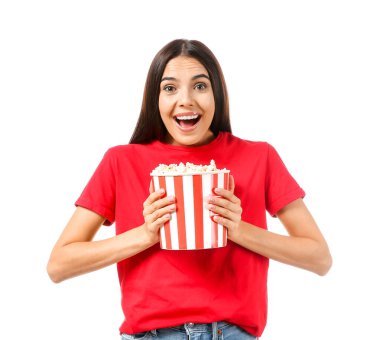 Beyaz arka planda patlamış mısırı olan sürpriz bir kadın.