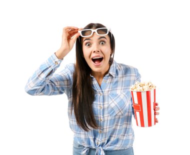 Beyaz arka planda patlamış mısırı olan sürpriz bir kadın.