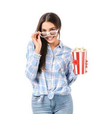 Beyaz arka planda patlamış mısır ile genç kadın