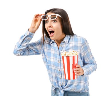 Beyaz arka planda patlamış mısırı olan sürpriz bir kadın.