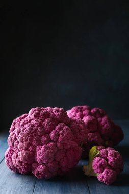 Tahta masada taze karnabahar lahanası.