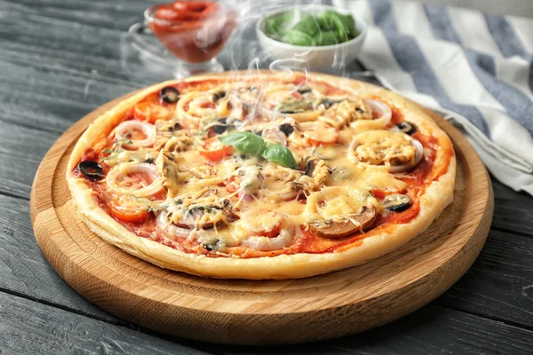 Lekkere hete pizza op houten tafel — Stockfoto