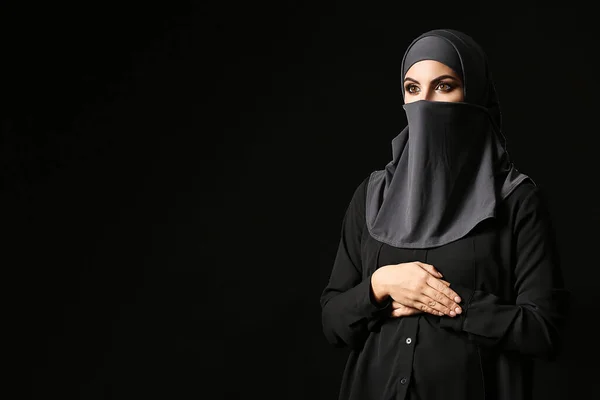 Beautiful Muslim woman on dark background — Stock Photo, Image