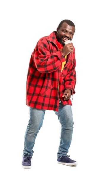 Schöner afrikanisch-amerikanischer Mann singt und benutzt Handy als Mikrofon auf weißem Hintergrund — Stockfoto