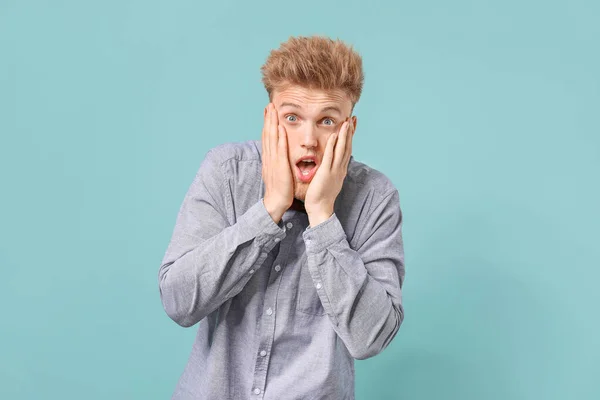 Portret van beklemtoonde man op kleur achtergrond — Stockfoto