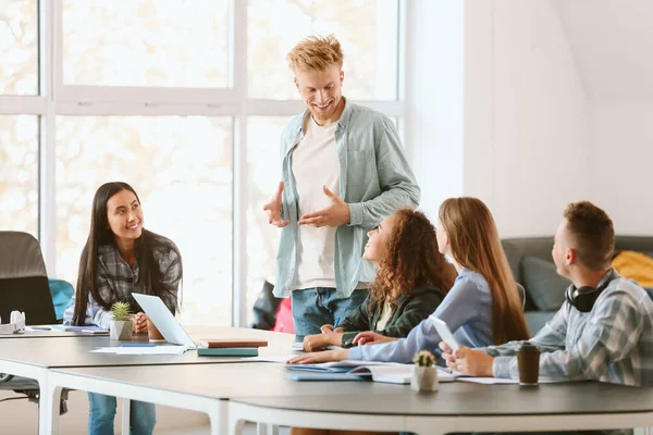 Grupo de estudiantes que se preparan para el examen en la universidad — Foto de Stock