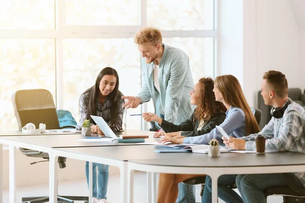 Grupp av studenter som förbereder sig för examen vid universitet — Stockfoto