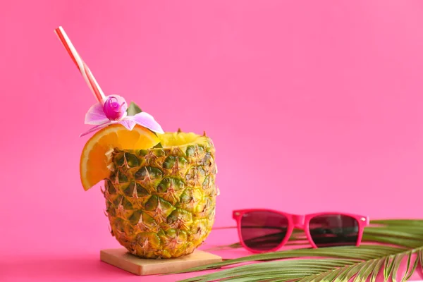 Sabroso cóctel de Pina Colada y gafas de sol sobre fondo de color — Foto de Stock