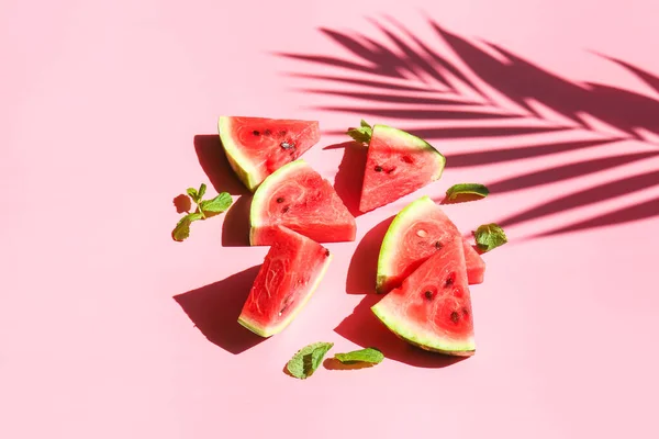 Tranches de pastèque savoureuse avec menthe sur fond de couleur — Photo