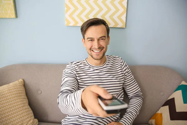 Homem bonito assistindo tv em casa — Fotografia de Stock