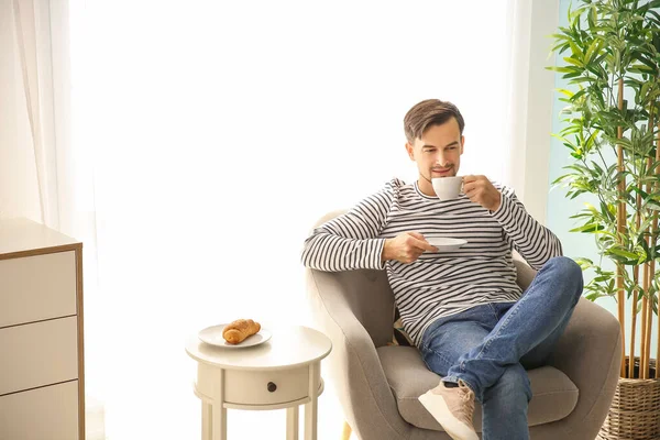 Hombre guapo bebiendo café mientras se relaja en casa — Foto de Stock