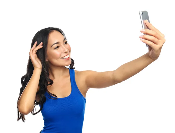 Bela ásia mulher tomando selfie no branco fundo — Fotografia de Stock