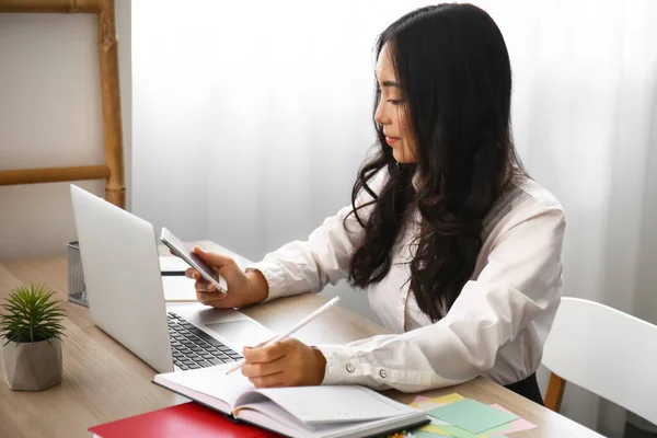 Young Asian woman working in office — Stock Photo, Image