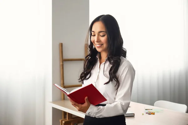 아름다운 아시아 여자 와 책 에 사무실 — 스톡 사진