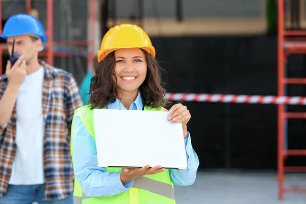 Retrato de arquitecta con portátil en la zona del edificio —  Fotos de Stock