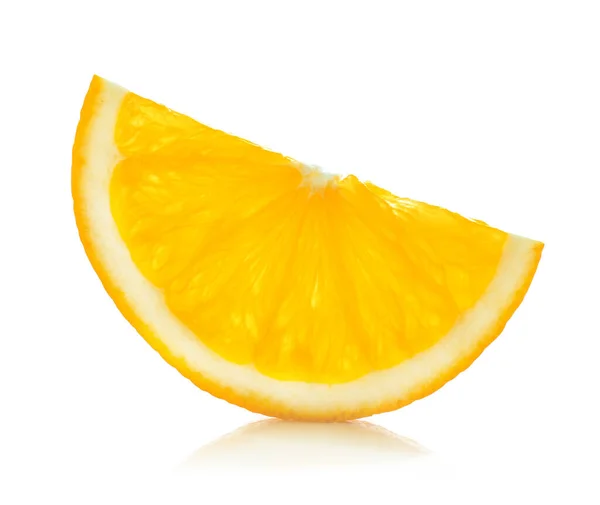 Scheibe leckere Orange auf weißem Hintergrund — Stockfoto
