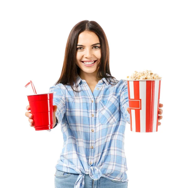 Junge Frau mit Popcorn und Limonade auf weißem Hintergrund — Stockfoto