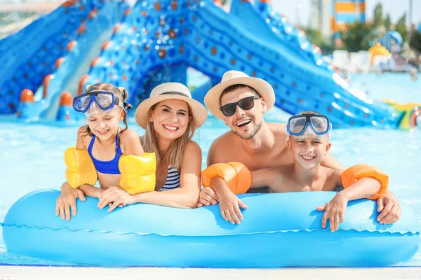 Keluarga bahagia beristirahat di aqua park — Stok Foto