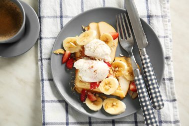 Lezzetli waffle, dondurma ve meyveli bir tabak