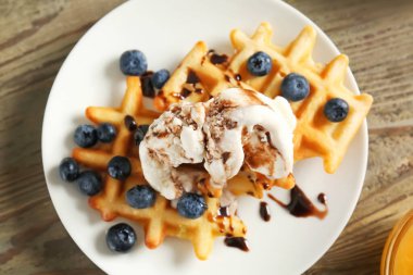 Lezzetli waffle, dondurma ve böğürtlen tabağı