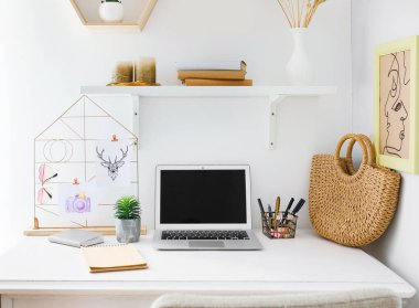 Ruh hali ve dizüstü bilgisayarı olan rahat bir iş yeri.