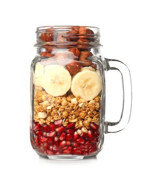 Mason kavanozu beyaz arka planda lezzetli meyve salatası