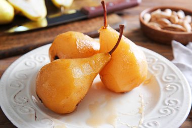 Lezzetli armutlar tabakta