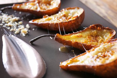 Lezzetli armutlar tabakta, yakın plan.