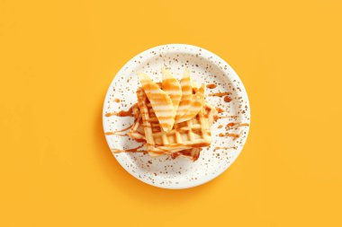 Lezzetli waffle tabakları ve renkli armutlar.