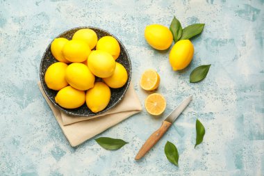 Renk arkaplanında olgun limonlarla kompozisyon