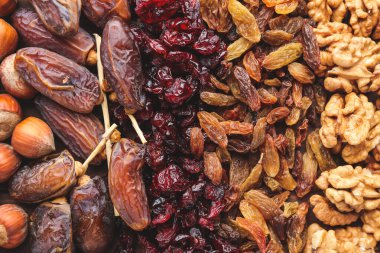 Arka plan olarak farklı kurutulmuş meyve ve fındık