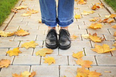 Güz parkında güzel genç bir kadın.