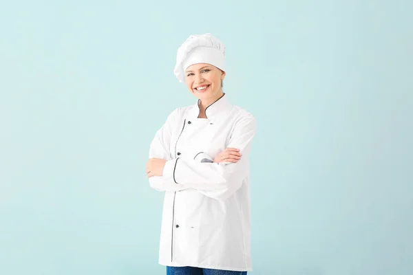 Mooie vrouwelijke chef-kok op lichte achtergrond — Stockfoto