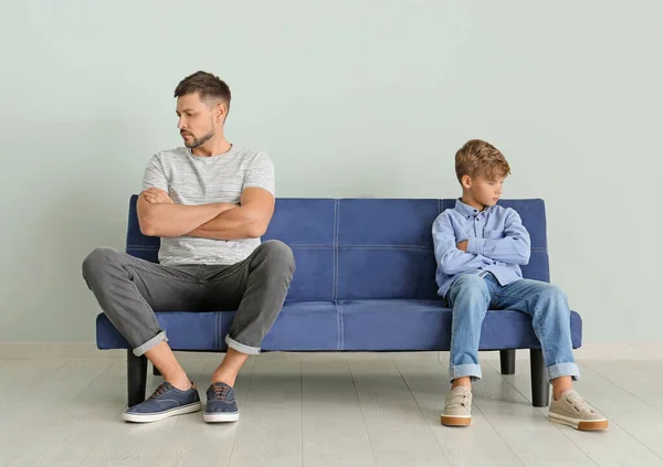 Veszekedtek apa és fia ül a kanapén otthon — Stock Fotó