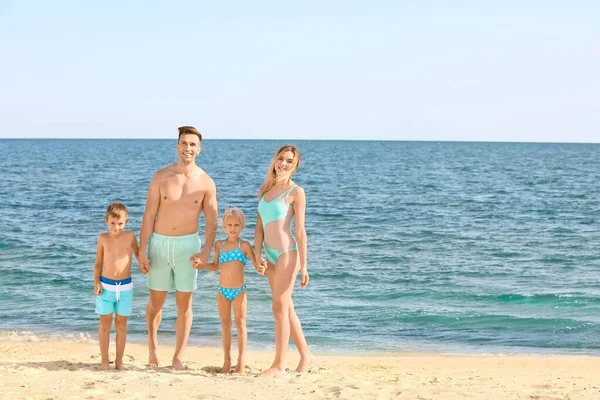 Retrato de familia feliz en la playa del mar — Foto de Stock