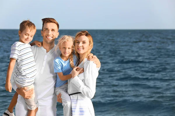 Portret szczęśliwej rodziny na plaży morskiej — Zdjęcie stockowe