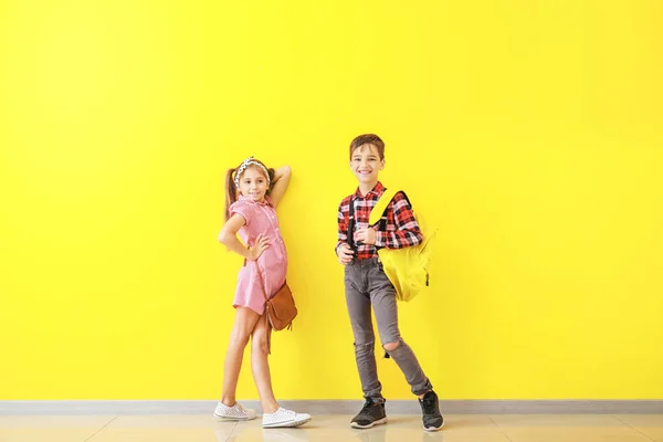 Söta fashionabla barn nära färg vägg — Stockfoto