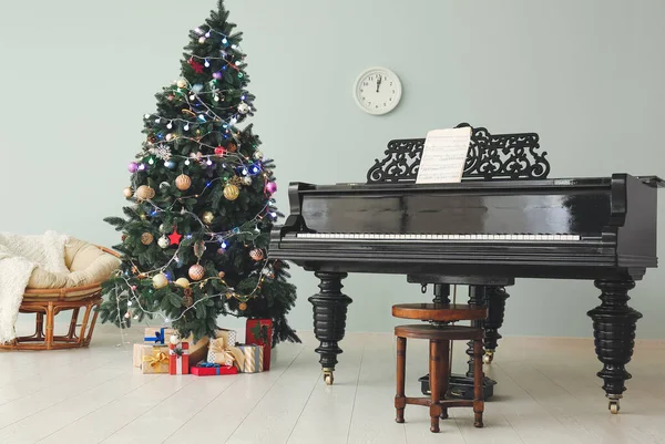 Grand piano i rum inredda för jul — Stockfoto