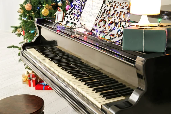 Pianoforte a coda in camera decorato per Natale — Foto Stock