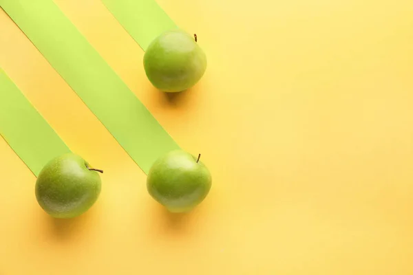 Fresh ripe apples on color background — Stock Photo, Image