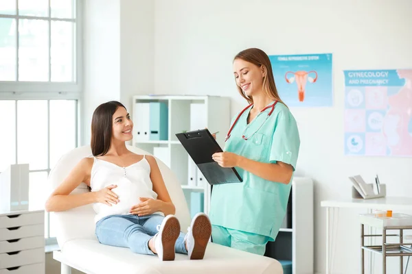 Kobieta ginekolog pracujący z kobietą w ciąży w klinice — Zdjęcie stockowe