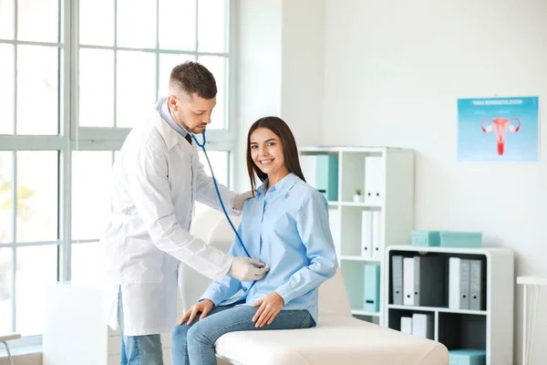 Gynäkologe arbeitet mit Frau in Klinik zusammen — Stockfoto