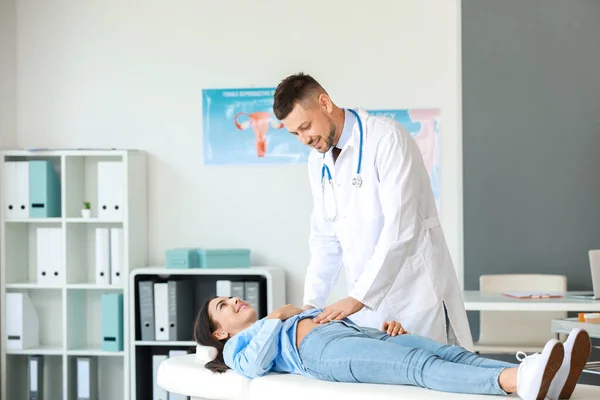 Gynäkologe arbeitet mit Frau in Klinik zusammen — Stockfoto