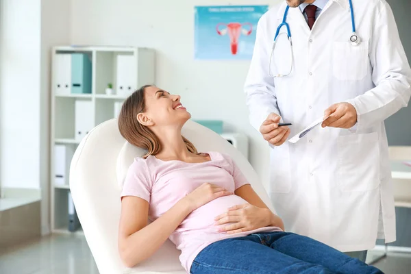 Male gynecologist working with pregnant woman in clinic — Stock Photo, Image