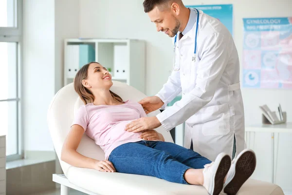 Gynäkologe arbeitet mit schwangerer Frau in Klinik — Stockfoto