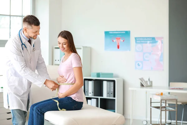 Gynaecoloog meet de buik van de vrouw in de kliniek — Stockfoto