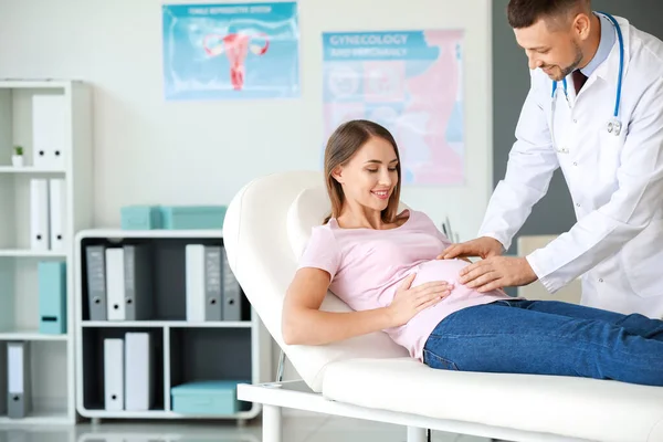 Gynäkologe arbeitet mit schwangerer Frau in Klinik — Stockfoto