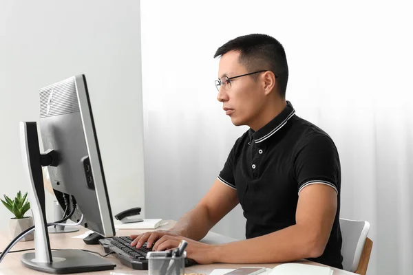 Asijský programátor pracující na počítači v kanceláři — Stock fotografie