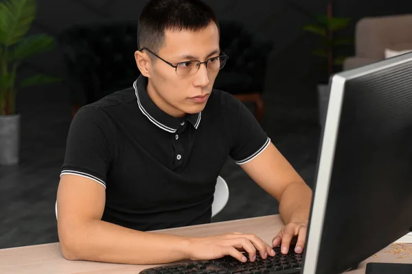 Asijský programátor pracující na počítači v kanceláři — Stock fotografie